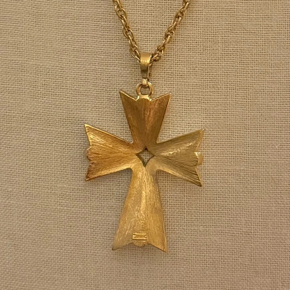 Vintage Crown Trifari 18k Gold Plate White Enamel Maltese Cross Pendant Necklace - Picture 5 of 6
